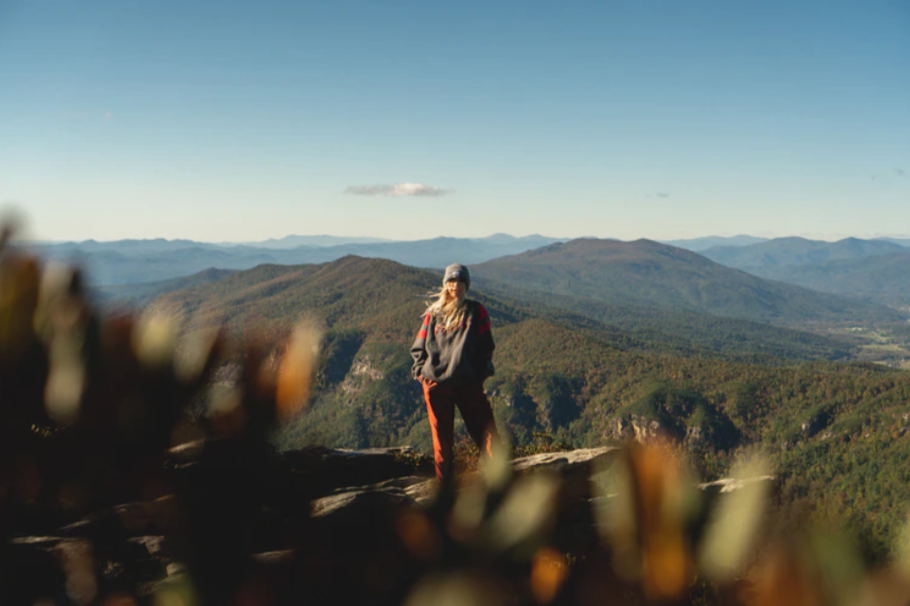 woman standing on cliff overview of mountain in landscape photography photo – Fr